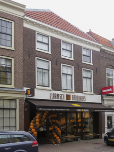 908388 Gezicht op de voorgevel van het Vlaamsch Broodhuys (Twijnstraat 34) te Utrecht.